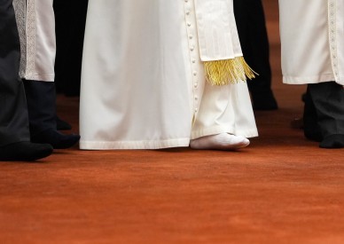 Pope visits famous Istanbul mosque but does not pause to pray