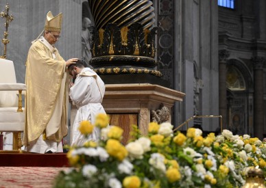 Pope thanks priests, encourages them to share responsibilities with laity