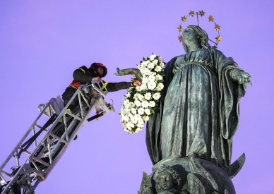 Pope prays Mary will fill believers with hope, inspire them to serve