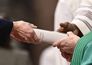 Papal commission votes against ordaining women deacons