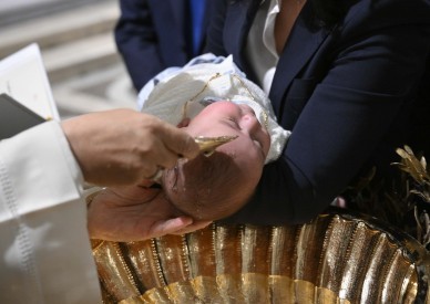 Baptism provides light in darkness, gateway to heaven, pope says