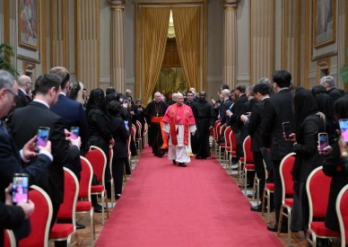 Pope warns diplomats of rising global violence and erosion of human life