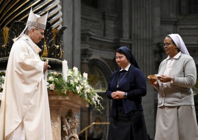 Pope praises religious for courageous witness serving the marginalized