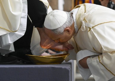 Jesus shows how to give life and freedom, not dominate and destroy, pope says 