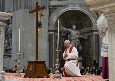 Good Friday liturgy underscores need to break 'this chain' of violence 
