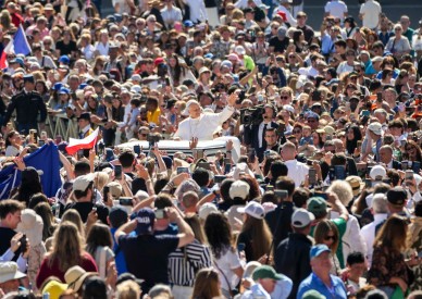 The liturgy sustains the faithful, renewing them in their faith, mission, pope says