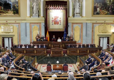 Secret to building peace lies in recognizing dignity of every person, pope tells lawmakers