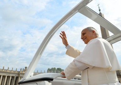 Liturgical rites and symbols reveal God's presence, Pope Leo says