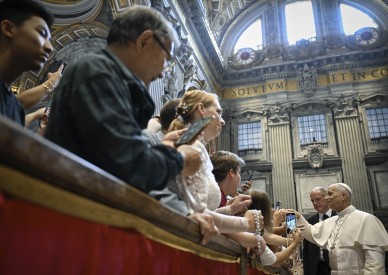 To experience true relationship with God in the liturgy, faithful's participation cannot be passive, pope says