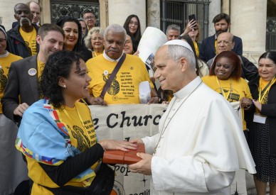 Pope receives letters from ICE detainees, pastoral workers in Chicago