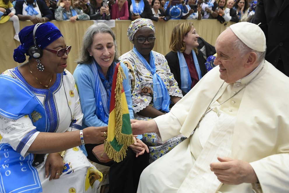 Pope Francis shakes woman's hand