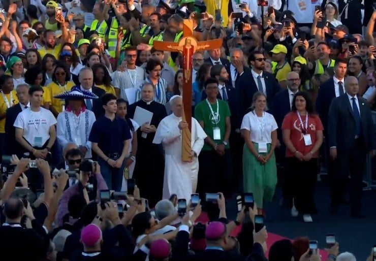 Pope Leo XIV leads vigil with 1 million youth