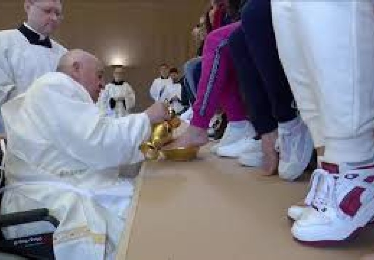 Pope washes feet at women's prison