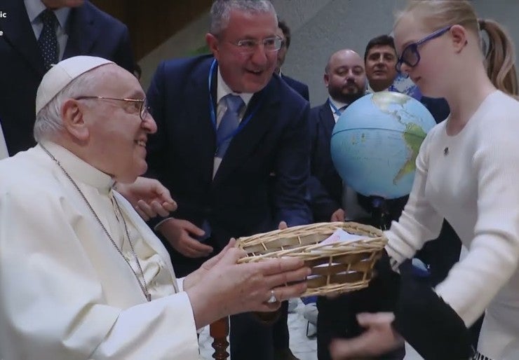 Pope teaches children how to make peace