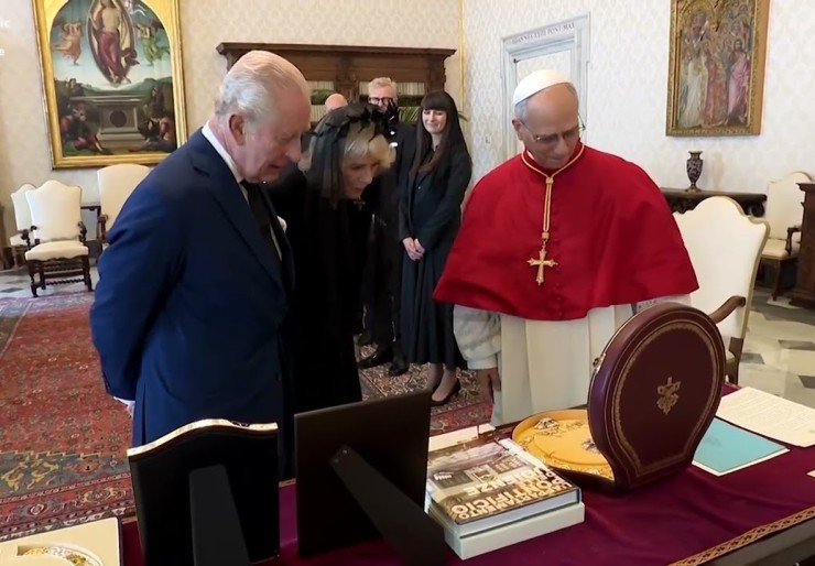 Pope Leo prays with King Charles