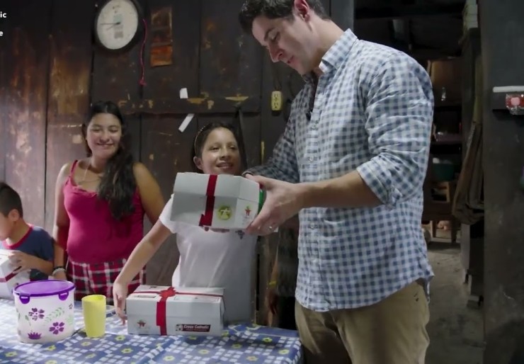  David Henrie shares boxes of Christmas joy