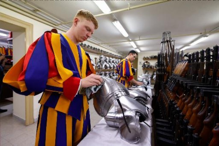 Swiss Guard polishes armor