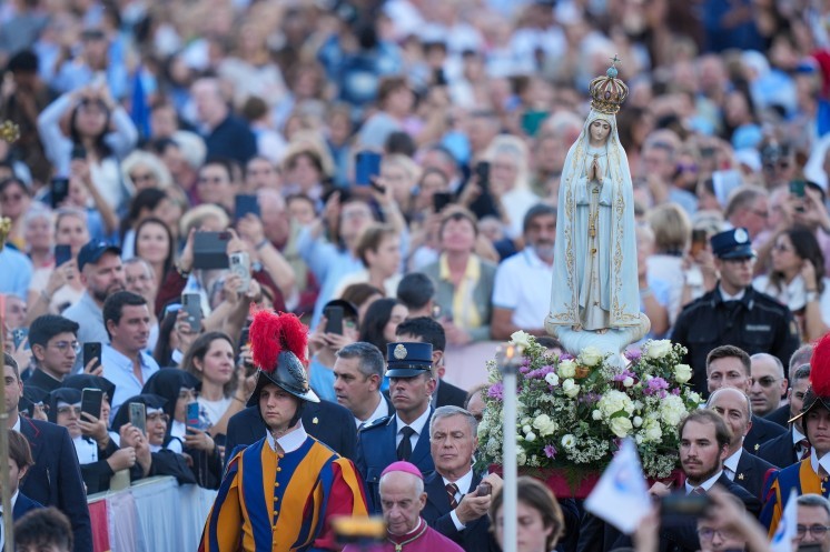Procession with statue of Our Lady of Fatima
