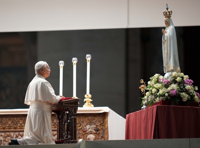 Pope Leo kneels in prayer