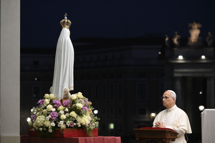 Pope Leo prays before statue of Our Lady of Fatima